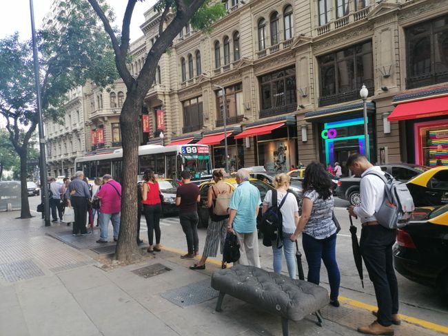 Warten am Bus - sehr gesittet die Argentinier 