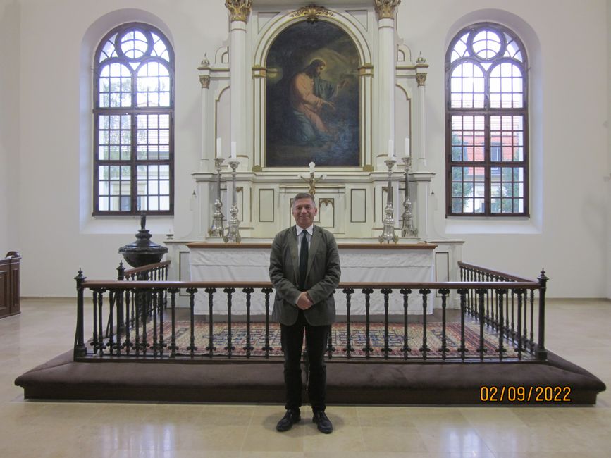 Pfarrer Janosch in "kleiner" Kirche