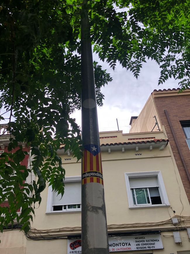 die Sticker, die die katalonische Unabhängigkeit fordern sieht man ziemlich oft