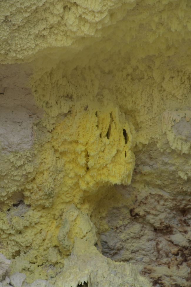 Wai-o-tapu Thermal Area - Sulfur cave