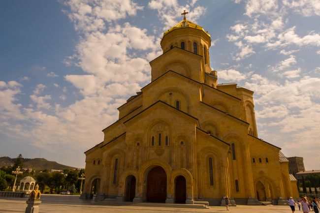 Die imposante Zminda-Sameba-Kathedrale wurde erst 1995 - 2004 errichtet und ist der größte Sakralbau Transkaukasiens. 