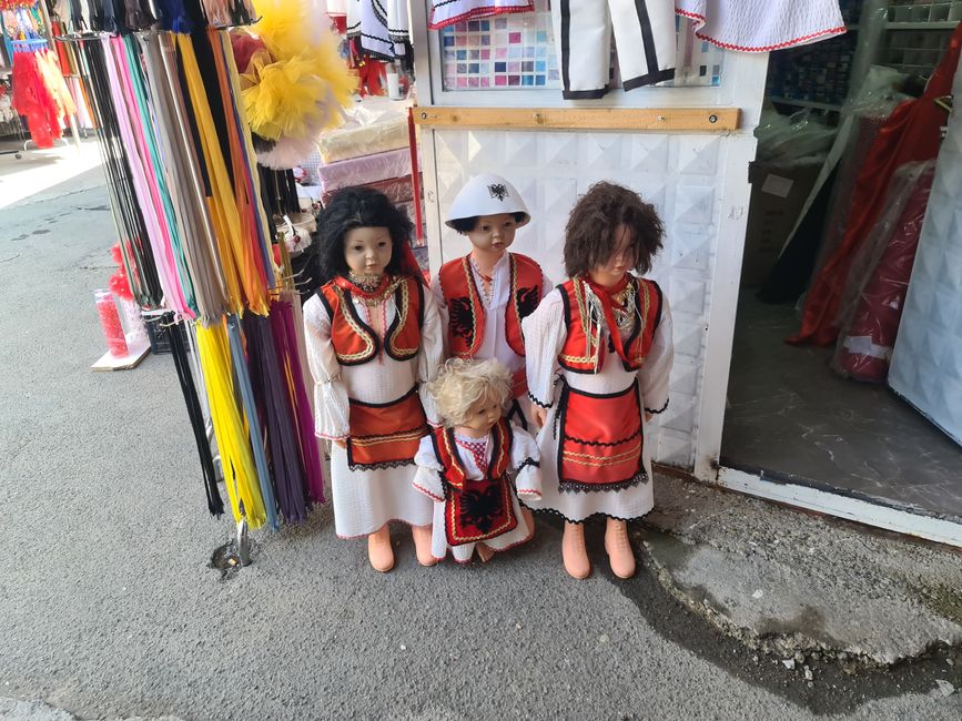 Die Zugehörigkeit zu Albanien zeigt sich auch in der traditionellen Mode.