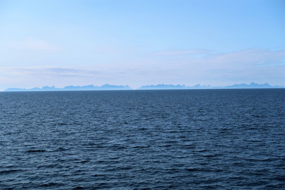 Die Gipfel der Lofoten aus etwa 40 Kilometer Entfernung vom Schiff der Hurtigruten aus aufgenommen 