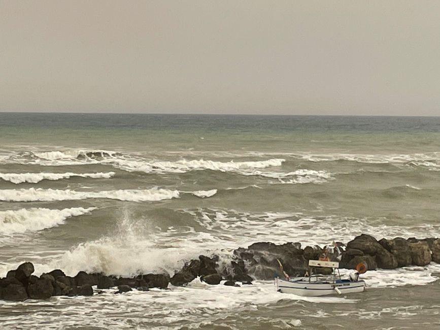 Incoming waves at the Lido Rosella beach