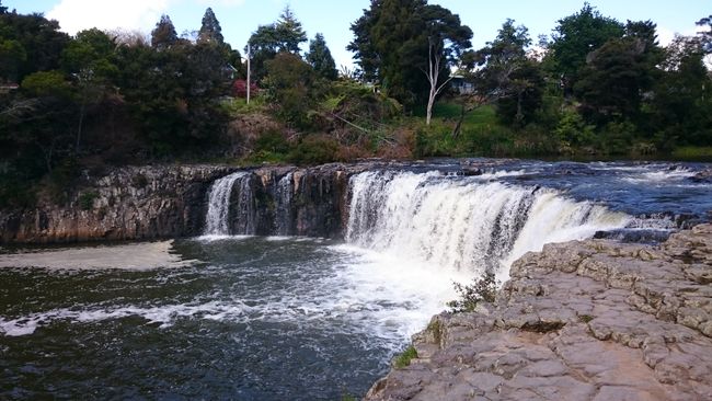Haruru Falls, ein weiterer Wasserfall auf unserer Strecke 