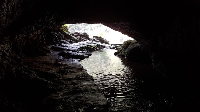Höhle mit Wasserfall im Dunkeln
