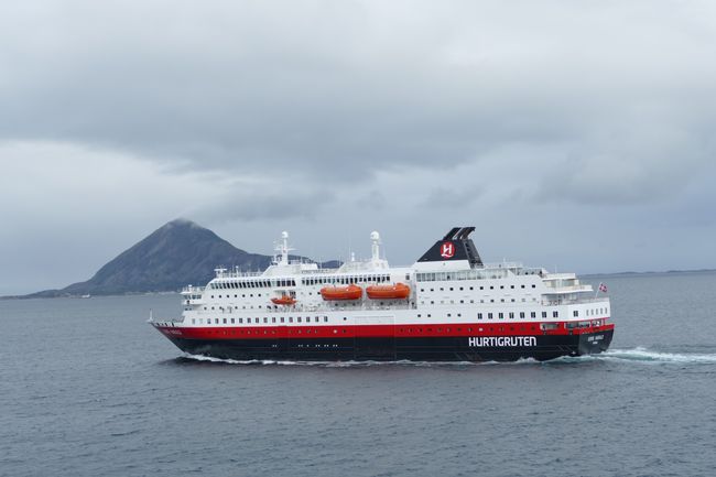 Norwegen mit Hurtigruten // Tag 5 // Immer wieder begegnet man anderen Hurtigruten-Schiffen