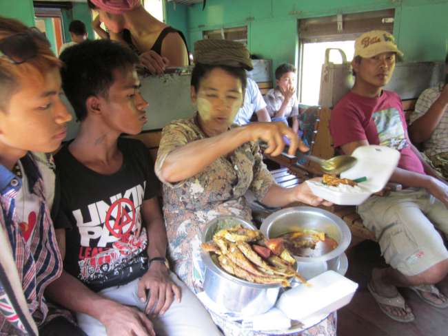 Essen verkäuferin im Zug nach Yangon