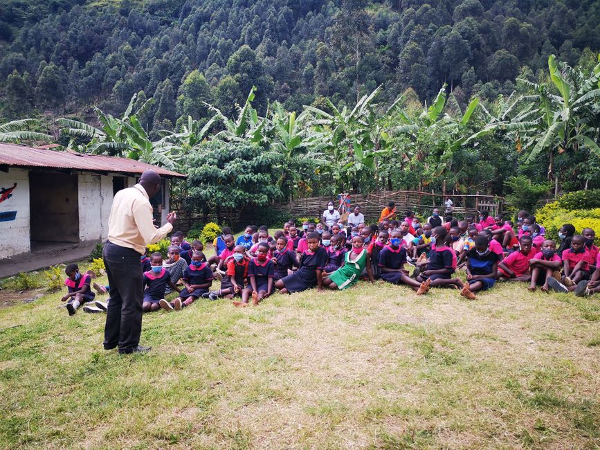 3. дан, 22. април 2021.: Кјанџуки и Килембе у округу Касесе - посета основној школи Божанског милосрђа и ИВЦО Булембиа центру за развој деце