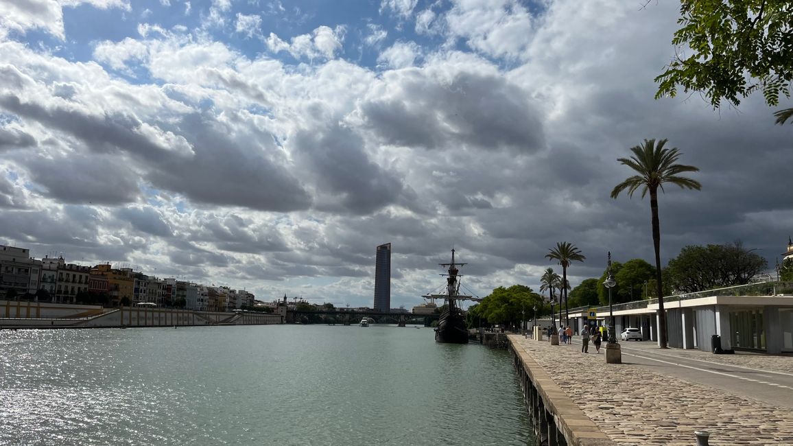 Rio Guadalquivir mit Blick auf Torre Sevillla