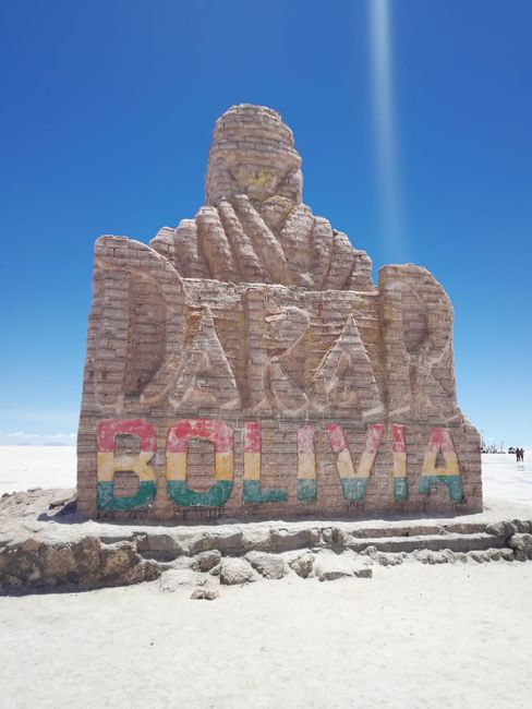 Monument der Dakar Rallye, die bereits mehrmals in der Salzwüste stattgefunden hat