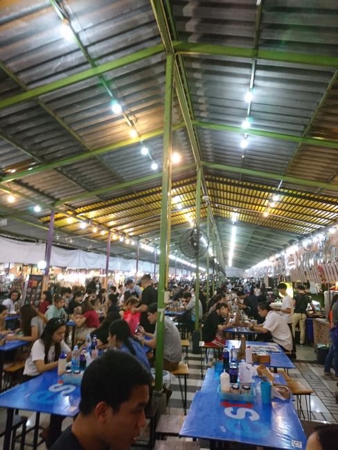 Der "Food Court" auf dem Nachtmarkt in Chiang Mai 
