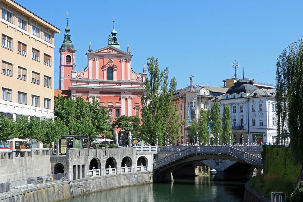 Ein weiterer Blick über den Fluss Ljubljanica hin zur Dreifachbrücke und zur Franziskanerkirche.