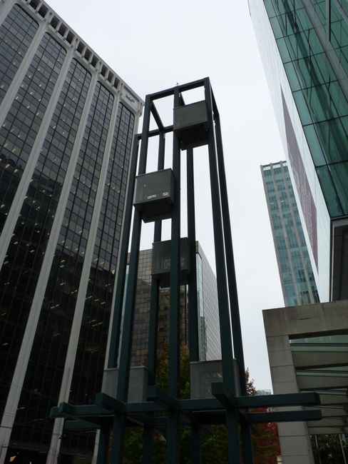 This artwork represents the elevator movements of the adjacent authority in real time.