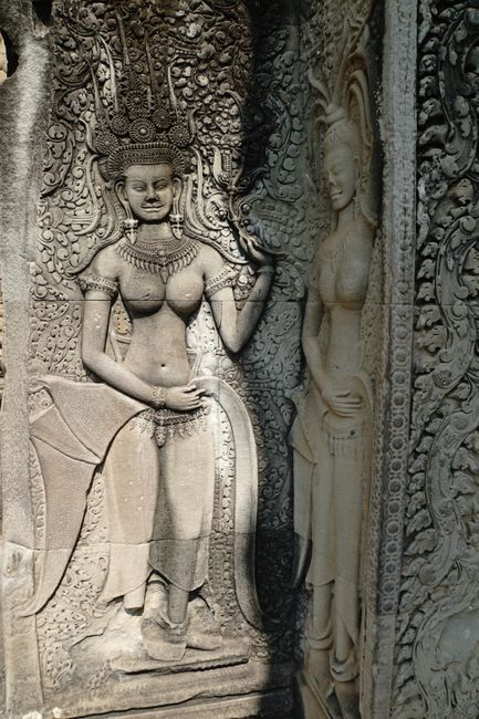 Eine Deva im Angkor Wat, eine "Göttin, Halbgöttin bzw. überirdisches Wesen", das sich auf einer höheren Ebene als die Menschen befindet