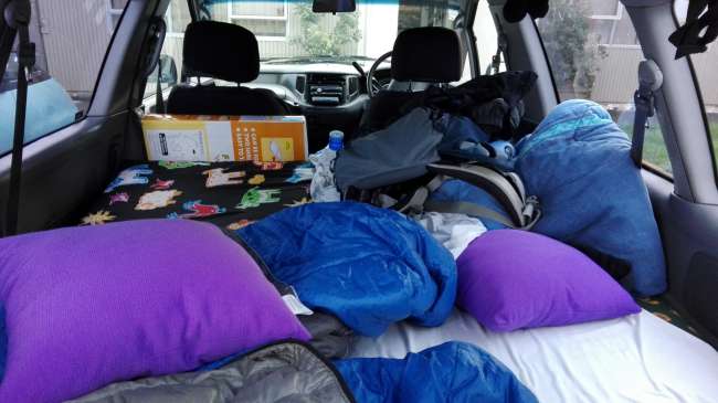 Il est aménagé de manière à ce que nous puissions dormir à l'arrière.