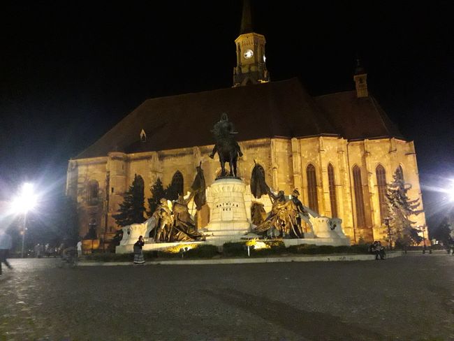 Statuia lui Matei Corvin in front of Biserica Sfăntul Mihail on Piața Unirii