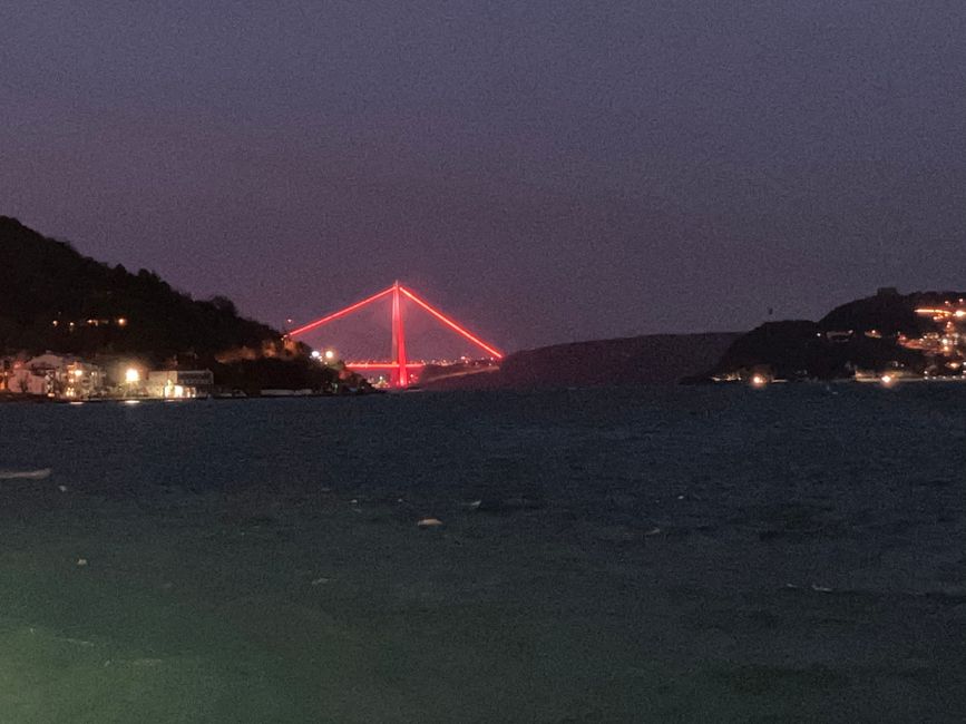 Fette Brücke - natürlich for Fußgänger gesperrt. Fun Fact: es gibt KEINE Möglichkeit, von Europa nach Asien in Istanbul zu Fuß zu gehen