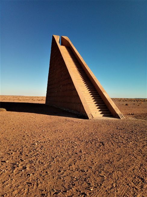 Himmelstreppe, alle Kunstwerke stehen mitten in der Wüste 