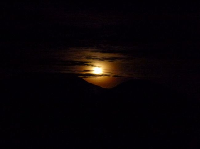 Mond während des Aufstiegs zum Krater des Ijen