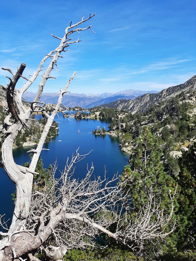 Mountain lake with Refugio Josep Maria Blanc