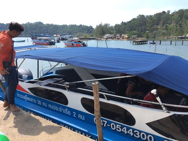 Speedboot-Fahrt bei stürmischer See
