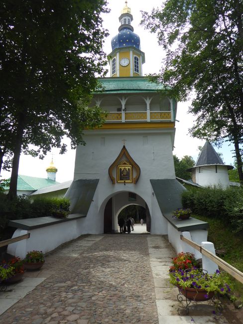 "Willkommen in Russland"  -  Tor zum Kloster