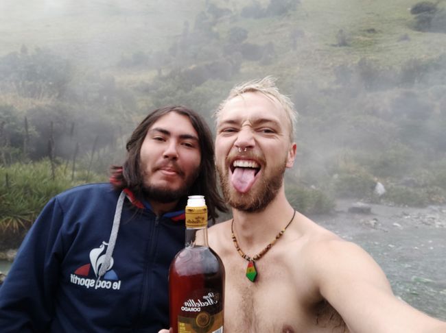 Hitchhiking through Colombians mountains and sleeping at 4000m in a tent, with rain to take a bath in the hot river of a volcano