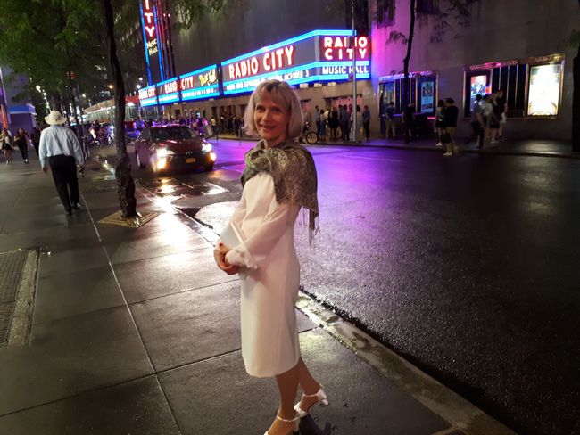 Glamour in front of Radio City Music Hall