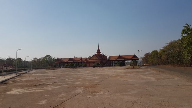 11.02.2019: Nach der letzten Partynacht mit wenig Schlaf war es nicht einfach morgens raus zu kommen. Aber irgendwie haben wir es geschafft. Hier auf dem Bild ist der kambodschanische Grenzübergang zu sehen. 