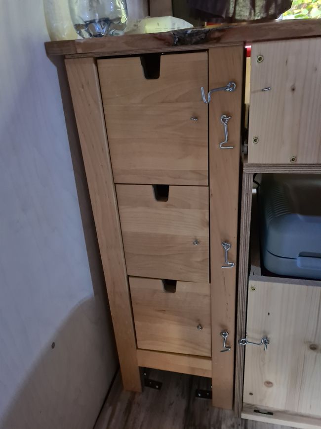 Ein Teil des alten Ikeatischs von Yasemin der nun als Regal mit drei Schubladen fungiert
