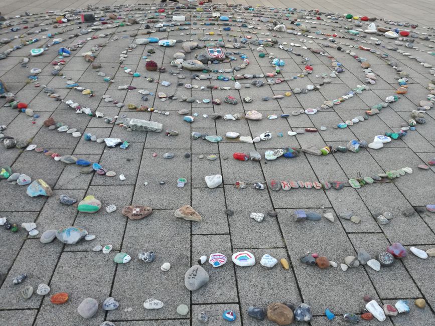 Stein-Kunst an der Hängebrücke in Sassnitz