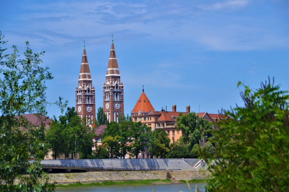 Blick von unserem Schlafplatz auf den Dom von Szeged. 