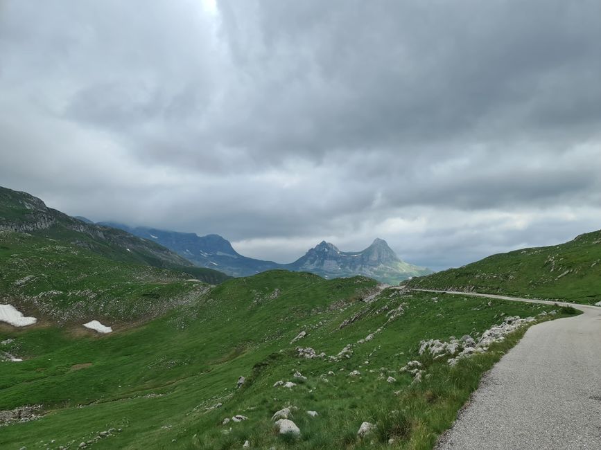 Hier ist das große Ziel des Durmitorrings. Der Sedlo-Pass mit 1907 m Höhe. Passend nach dem Satzelförmigen Berg rechts neben dem Pass benannt.
