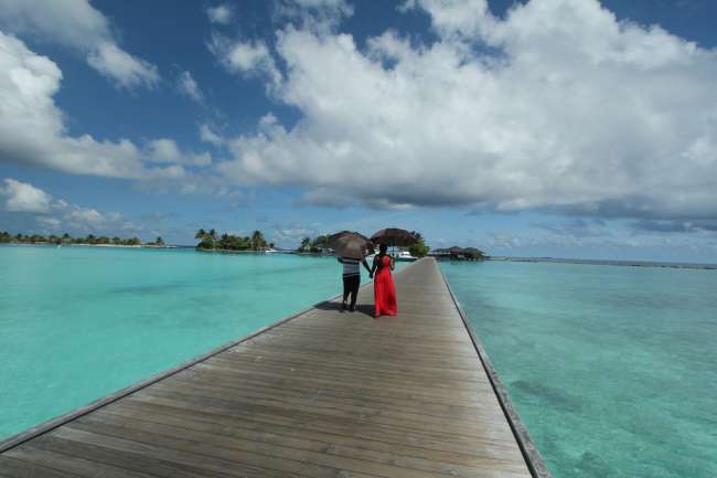Malediven: die kamen zum perfekten Zeitpunkt vorbei. nice dress lady!;)