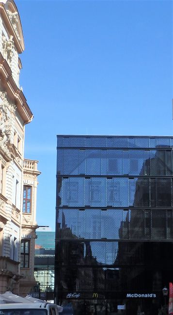 Die Prägung auf der Glasfassade zeigt, einer der ersten Kaufhäuser in Leipzig