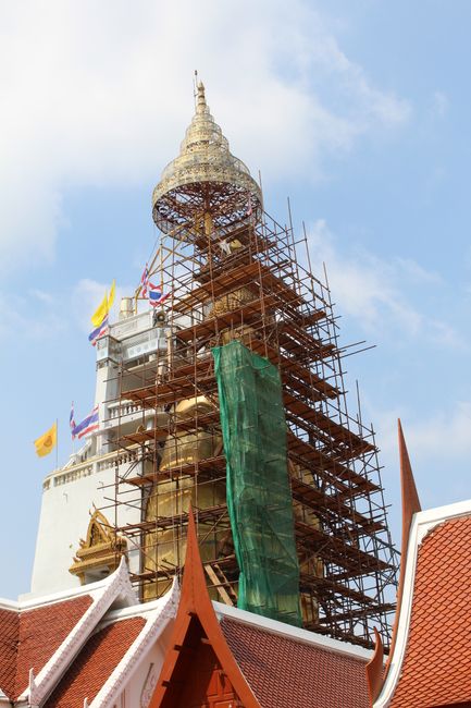 Wat Intharawihan: Standing Buddha im Gerüst eingepackt