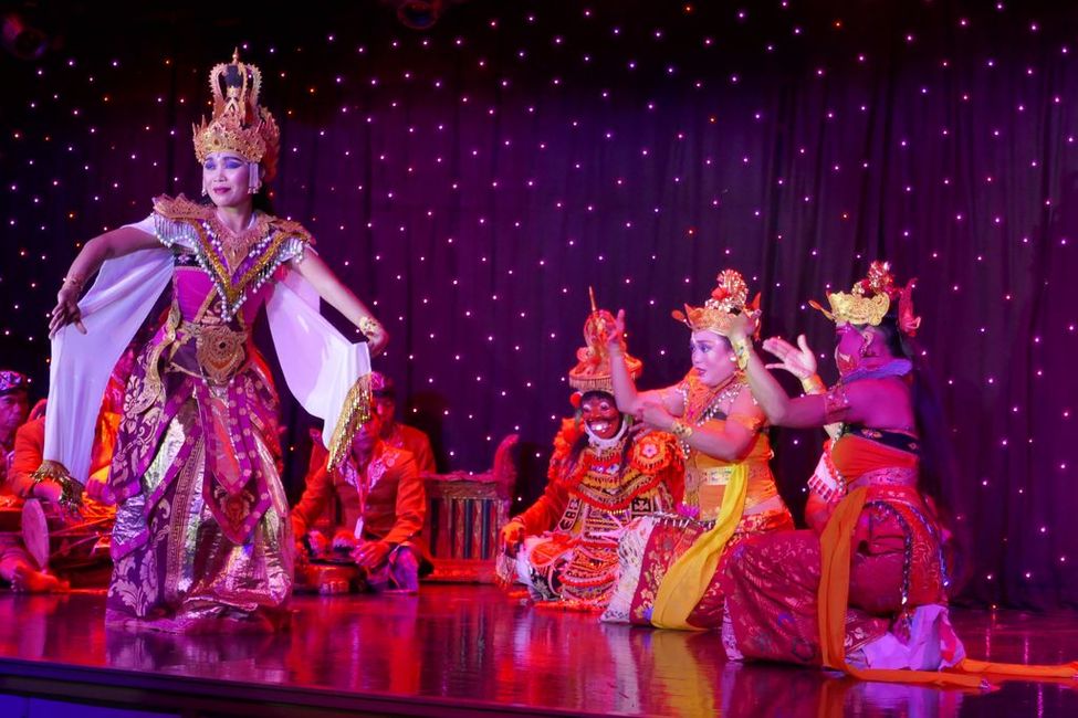 Balinesische Tanz- und Musikgruppe an Bord