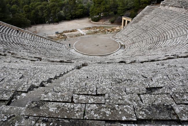 Blick auf die Bühne des Theaters von Epidauros 