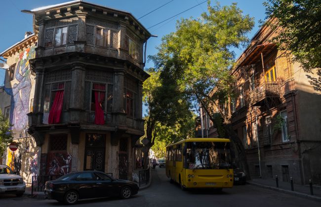 Vor allem enge Straßen und Gassen prägen das Stadtbild von Tbilisi.