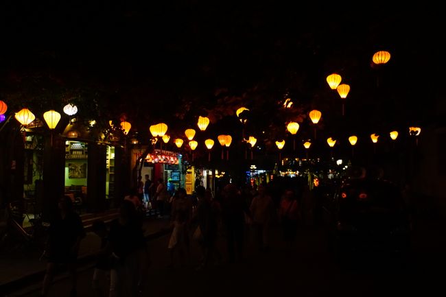 Bei Nacht werden die Gassen von hunderten Lampions erhellt
