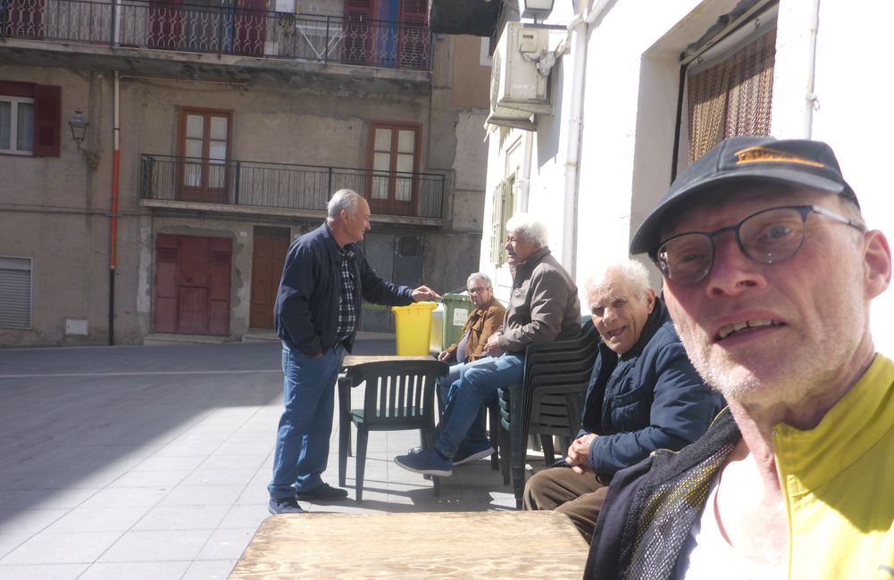 Zum Café setzen wir uns zu den alten Männern 
