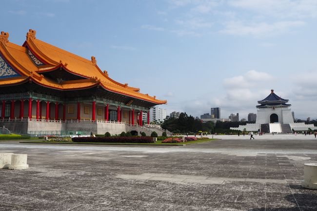 Chiang-Kai-Shek Memorial Hall (rechts)
