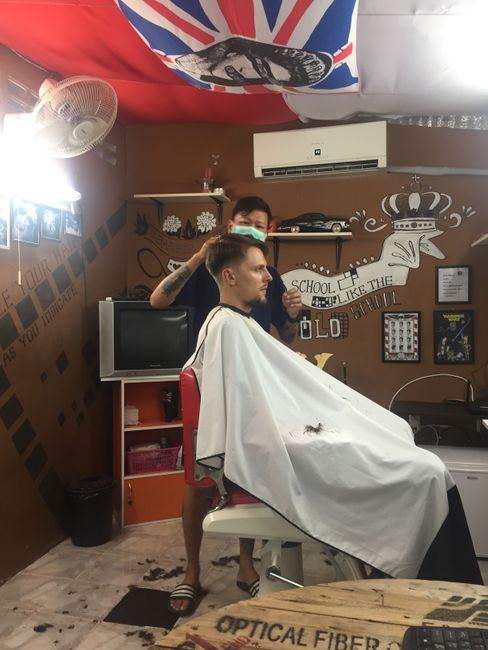 Finn beim Barbier- schnipp schnapp Mähne ab