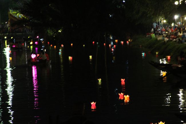Schwimmende Kerzen auf dem Fluss in der Nacht