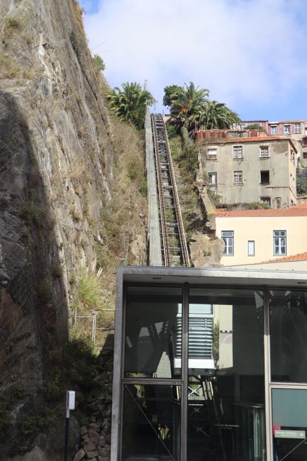 Porto: Wie auch in Lissabon gibt es in Porto an manchen Stellen Aufzüge oder Seilbahnen und in das nächst höheren Stadtteil zu kommen.