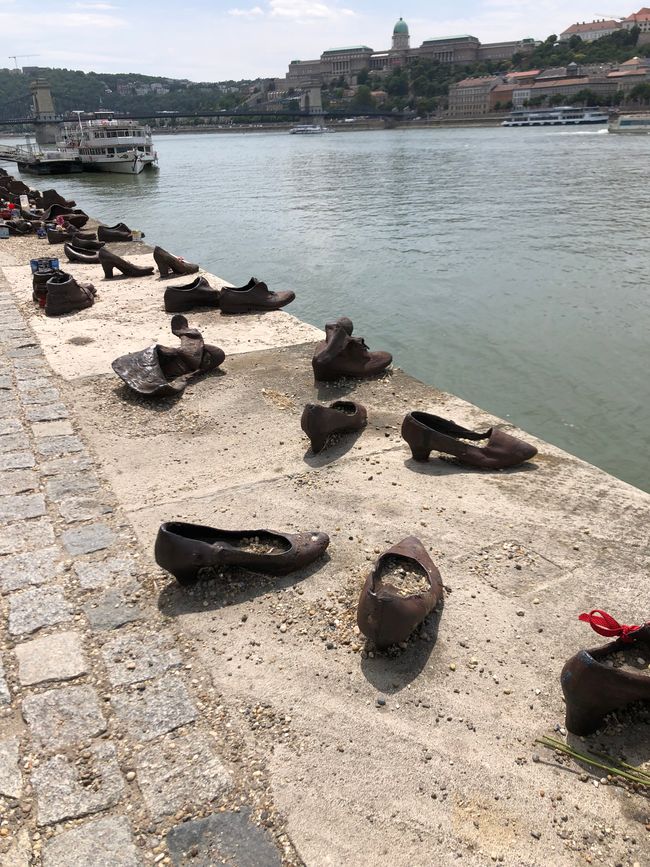 Schuhe am Donauufer zur Erinnerung an die Progrome an Juden