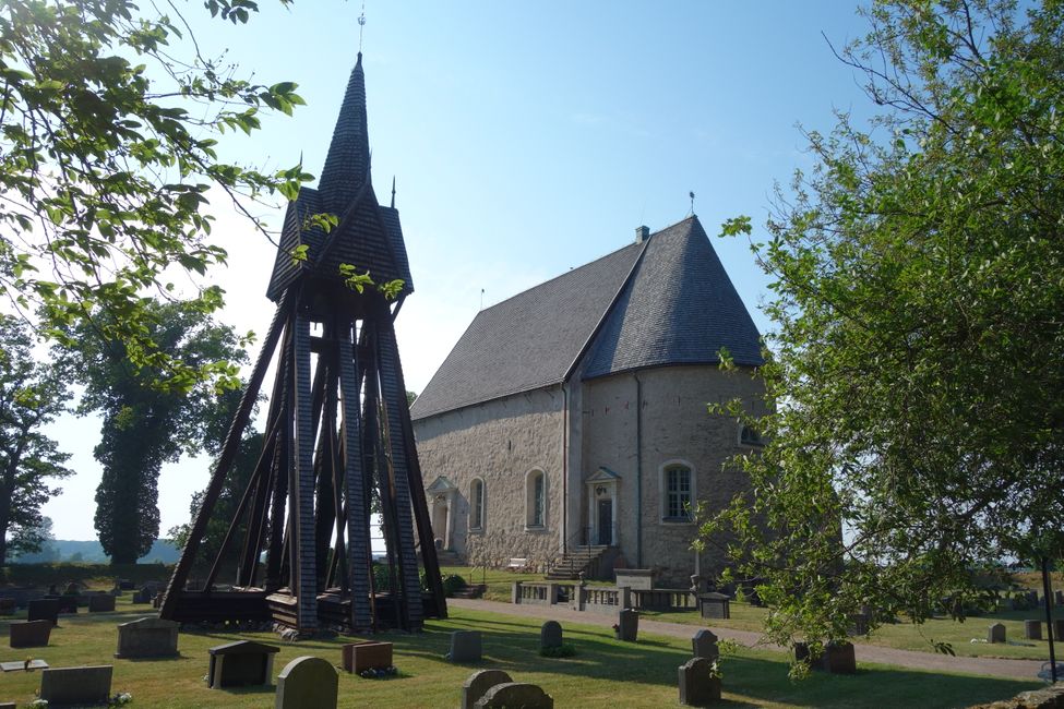 An der Ostsee werden die Glockentürme oft neben die Kirchen gestellt 