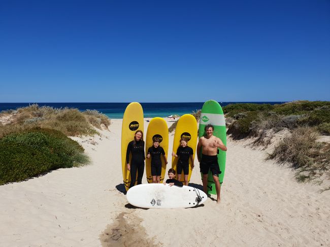 In the 1st surfing lesson there were five of us, in the meantime Leon and Aurel have switched to bodyboarding