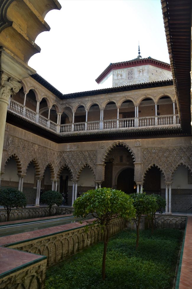 An solchen Laubengängen im ersten Stock erkennt man, dass, obwohl die Architektur sehr arabisch-muslimisch aussieht, dies von Christen gebaut wurde. 